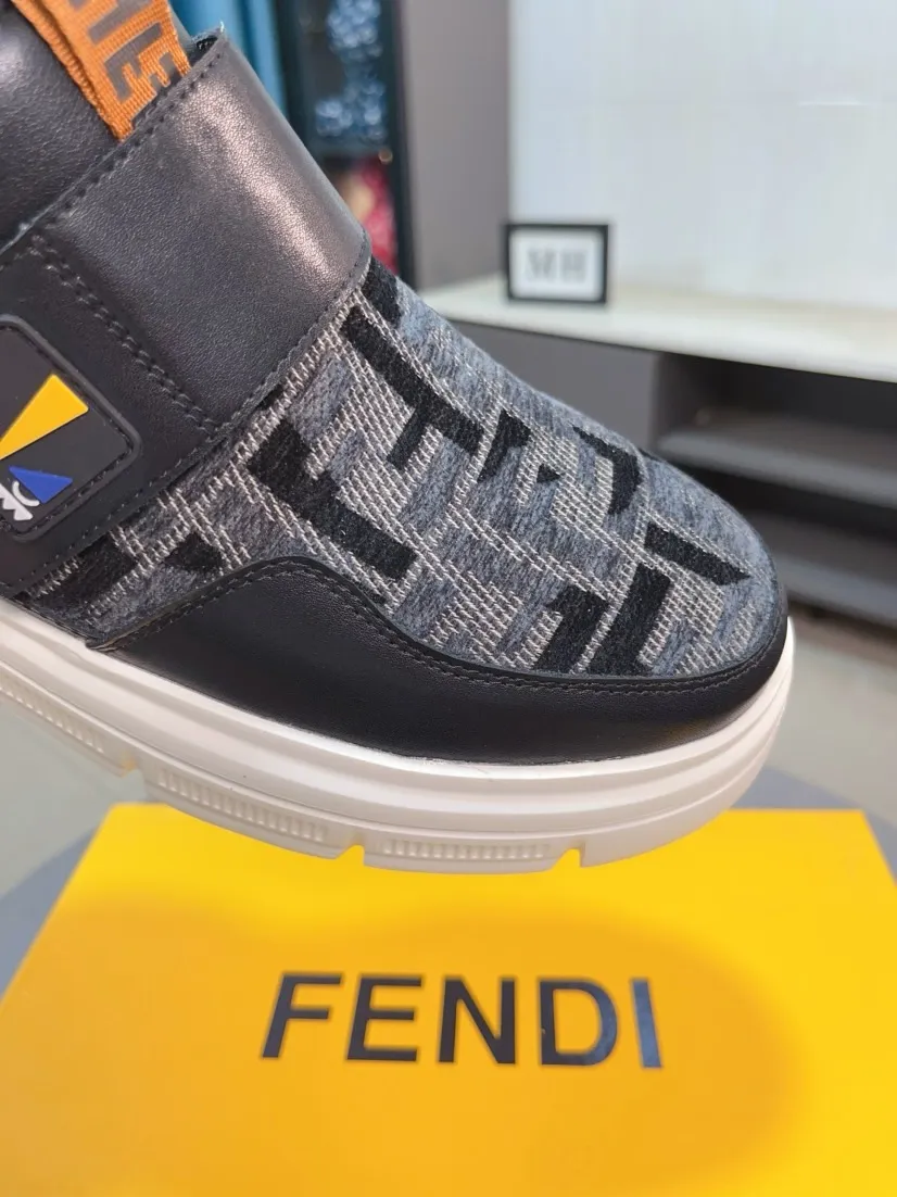 Men's shoes 💰400🌹🌹[FENDI] Fendi's classic and comfortable men's shoes, this complex sneaker is made of soft calfskin➕genuine leather lining➕original ultra-light rubber material with rough outsole. This unique light style is suitable for the casual and refined sensibility of this season. It is comfortable and natural on the feet. It is an everyday style for casual travel in autumn and winter! 38/44